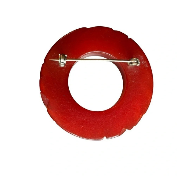 Bakelite Vintage 1940s Cherry Red Very Heavy Carved Art Deco Wreath Brooch Pin - Picture 2 of 4